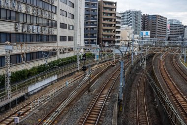 Tokyo, Japonya, 31 Ekim 2023: Tokyo 'da bir yerleşim alanı yakınında tren rayları