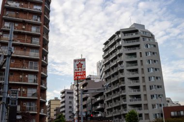 Tokyo, Japonya, 31 Ekim 2023: Konut binaları ve reklam tabelalarıyla kent manzarası