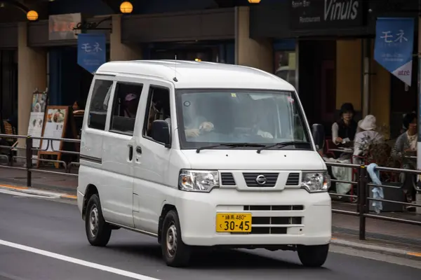 Tokyo, Japonya, 31 Ekim 2023: Yoğun bir Tokyo caddesinde mini minibüs