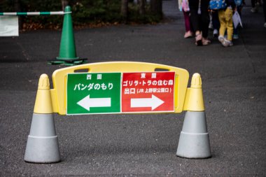 Tokyo, Japonya, 31 Ekim 2023: Tokyo caddesinde yön işaretleri ve engeller