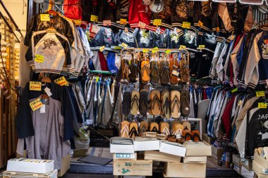 Tokyo, Japonya, 31 Ekim 2023: Butik Dükkanında Gösterilen Moda Deri Ceketler ve Ayakkabılar