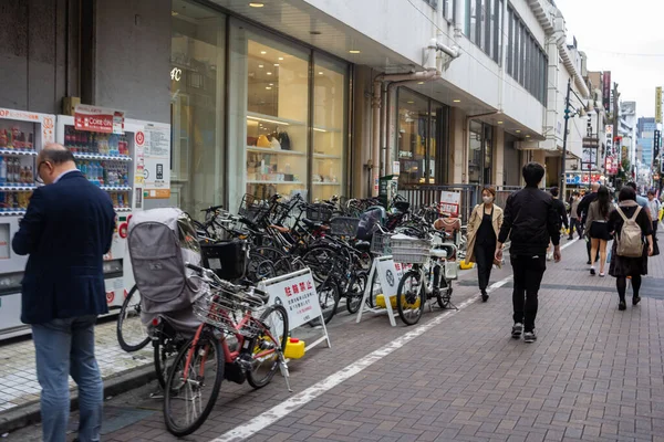 Tokyo, Japonya, 31 Ekim 2023: Shinjuku 'da Bisiklet Otoparkı ve Yayalarla Yoğun Kaldırımlar