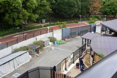 Tokyo, Japonya, 31 Ekim 2023: Küçük Dükkanlar ve Yayalarla Şehir Sokağı Genel Görünümü