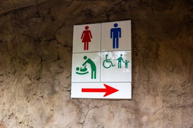 Kamu Alanındaki Tuvaletler İçin Yön İşareti