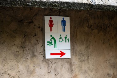 Tokyo, Japonya, 31 Ekim 2023 - Kamu Alanındaki Tuvaletler için İstikamet İşareti