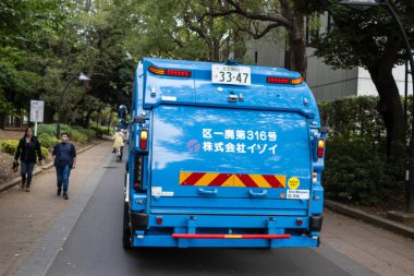 Tokyo, Japonya, 31 Ekim 2023: Tokyo Caddesi 'nde Çöp Toplama Kamyonu