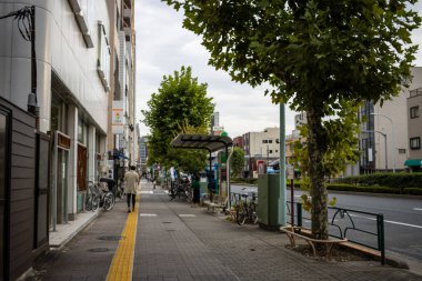 Tokyo, Japonya, 31 Ekim 2023: Tokyo 'da Bisikletle Yol Boyunca Park Edilmiş Sessiz Kaldırım