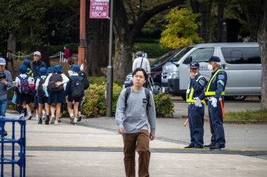 Tokyo, Japonya, 31 Ekim 2023: Polis Gözetimli Okul Çocukları Grubu