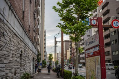 Tokyo, Japonya, 31 Ekim 2023: Bilgi İşareti ve Hız Sınırı İşareti