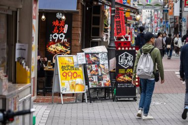 Tokyo, Japonya, 31 Ekim 2023: Tokyo 'da Renkli Restoran Reklamlarından Yaya Yürüyüşü