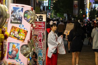 Tokyo, Japonya, 31 Ekim 2023: Tokyo 'nun Gece Hayatı Bölgesinde Yürüyen İnsanlar