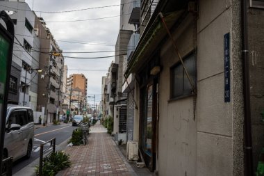 Tokyo, Japonya, 31 Ekim 2023: Apartmanlı Sessiz Konut Caddesi