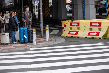 Tokyo, Japonya, 31 Ekim 2023: Bavullu Turistler Karşıya Geçmeyi Bekliyor