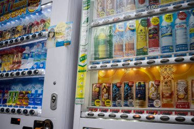 Tokyo, Japonya, 31 Ekim 2023: İçecek çeşitliliği sunan otomatlar