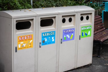 Tokyo, Japonya, 31 Ekim 2023: Şehir kaldırımında geri dönüşüm için çöp kutularını ayırmak