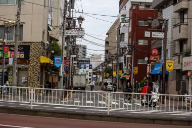 Tokyo, Japonya, 31 Ekim 2023: Tokyo 'da bir yerleşim bölgesinde yaya köprüsü