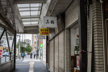 Tokyo, Japonya, 31 Ekim 2023: Tokyo 'da kapalı dükkanları olan terk edilmiş oyun salonu caddesi