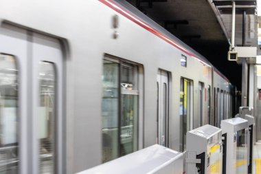 Tokyo, Japonya, 31 Ekim 2023: Tokyo 'daki bir platformda bir metronun bulanık hareketi