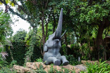 Tokyo, Japonya, 31 Ekim 2023 Yeşillik bahçedeki bir filin taş heykeli