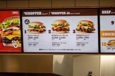 Tokyo, Japonya, 31 Ekim 2023: Bir fast food restoranında Burger King Whopper reklamı