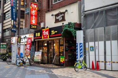 Tokyo, Japonya, 31 Ekim 2023: Geleneksel Japonca tabelası olan canlı restoran önü