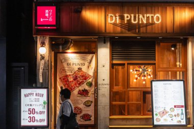 Tokyo, Japonya, 31 Ekim 2023: Sıcak pizzacı girişi 'Happy Hour' tabelasıyla