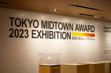 Tokyo, Japonya, 31 Ekim 2023: Tokyo Midtown Ödülü 2023 Bir galeri alanında sergi afişi