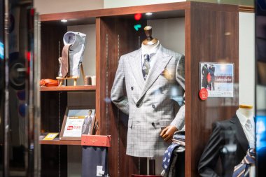 Tokyo, Japonya, 31 Ekim 2023: Bir moda mağazasının vitrininde şık bir takım elbise sergileniyor