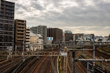 Tokyo, Japonya, 31 Ekim 2023: Arka planda birden fazla raylı ve kentsel binalı tren rayları