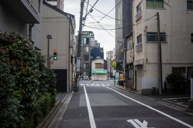 Tokyo, Japonya, 31 Ekim 2023: Bulutlu bir günde Tokyo 'da sakin bir cadde