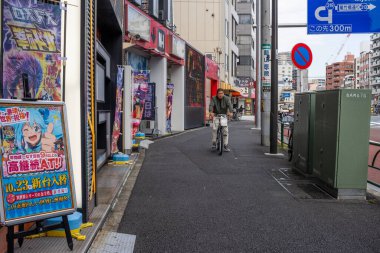 Tokyo, Japonya, 31 Ekim 2023: Canlı bir mahalledeki kaldırım tabelalarında anime reklamı