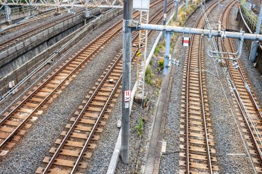 Tokyo, Japonya, 31 Ekim 2023: Tren istasyonuna giden raylar