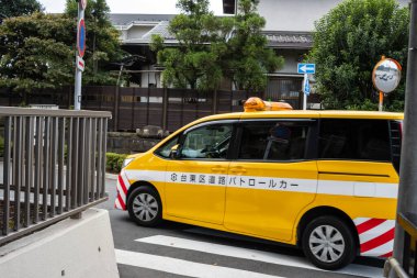 Tokyo, Japonya, 31 Ekim 2023: Tokyo sokaklarında gezinen okul otobüsü