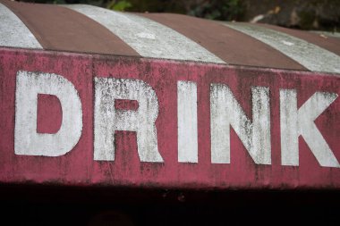 Tokyo, Japonya, 31 Ekim 2023: Metal bir yapının yan tarafında eski tip içecek tabelası