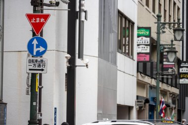 Tokyo, Japonya, 31 Ekim 2023: Japon karakterli bir şehir caddesinde yön trafik levhası