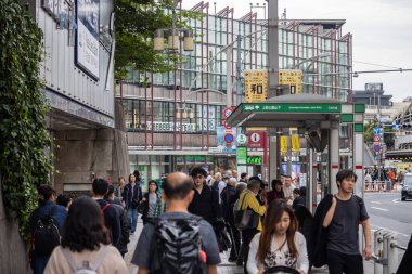 Tokyo, Japonya, 31 Ekim 2023: Metro girişinin yakınındaki kalabalık sokak