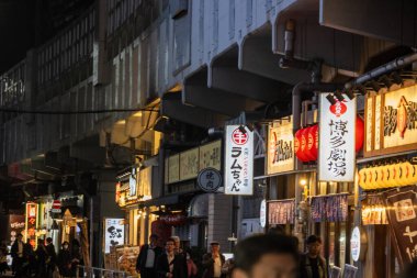 Tokyo, Japonya, 31 Ekim 2023: Geleneksel Japon izakayaları ve gece fenerleriyle dolu kalabalık ara sokak