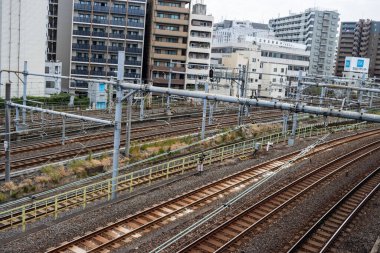 Tokyo, Japonya, 31 Ekim 2023: Konut binaları yakınlarındaki demiryolu hatları