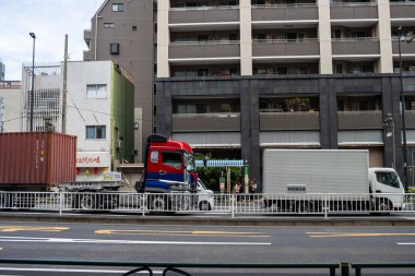 Tokyo, Japonya, 31 Ekim 2023: Kamyon ve inşaatlı şehir sahnesi