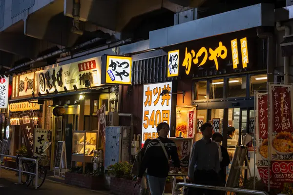 Tokyo, Japonya, 31 Ekim 2023: İnsanlar geceleri geleneksel bir Japon restoranında yemek yiyor
