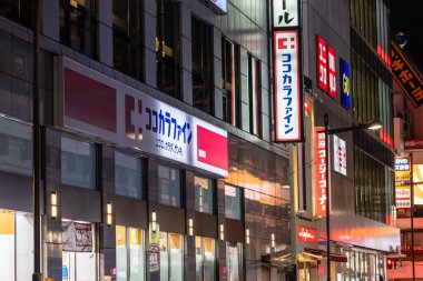Tokyo, Japonya, 31 Ekim 2023: Alacakaranlıkta Akihabara 'da Yodobashi Kamerası deposu