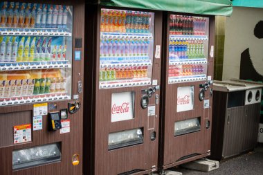 Tokyo, Japonya, 31 Ekim 2023: Tokyo 'da içecek otomatları sırası