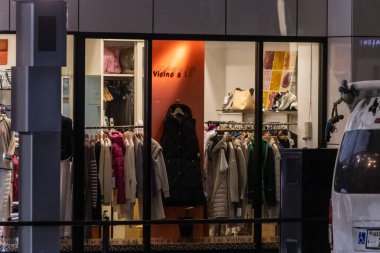 Tokyo, Japonya, 31 Ekim 2023: Perakende mağaza vitrini gece