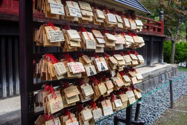 Tokyo, Japonya, 31 Ekim 2023: Shinto türbesindeki Ema ahşap dua plakları