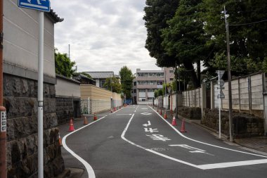 Tokyo, Japonya, 31 Ekim 2023: Konut bölgesinde basketbol sahası bulunan boş okul bahçesi