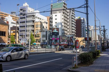 Tokyo, Japonya, 1 Kasım 2023: Çeşitli mimari ve reklam panolarına sahip şehir manzarası