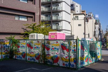 Tokyo, Japonya, 1 Kasım 2023: Tokyo 'daki bir inşaat sahasının etrafındaki renkli çitler