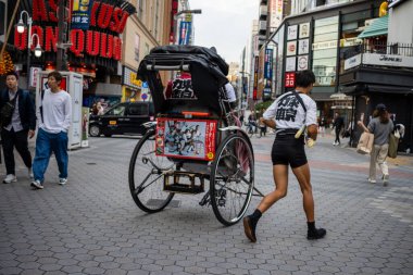 Tokyo, Japonya, 31 Ekim 2023: Tokyo sokaklarında geleneksel giyimli rikshaw koşucusu