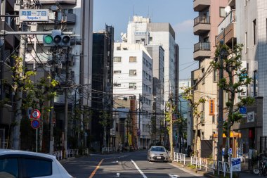 Tokyo, Japonya, 1 Kasım 2023: Üst Güç Hatları ile Sessiz Şehir Sokak Sahnesi
