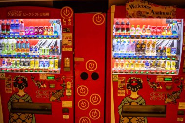 Tokyo, Japonya, 1 Kasım 2023: Parlak Renkli ve Resimli Temalı Otomatlar